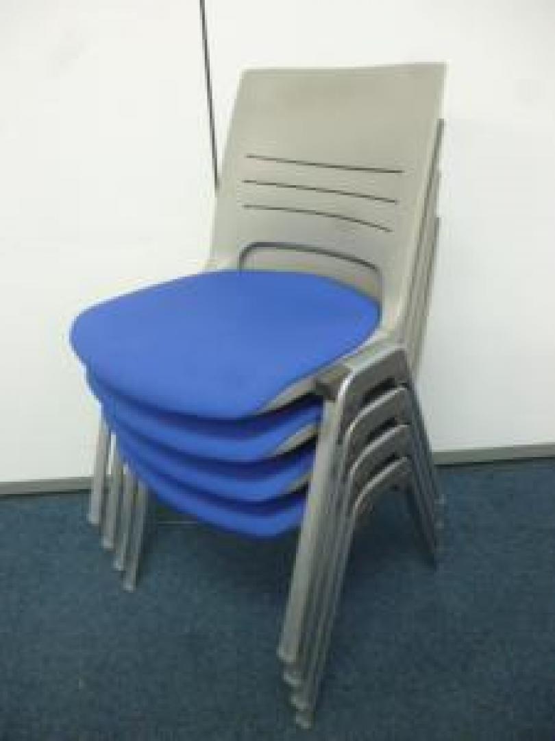 会議用に最適！使用しない時は重ねて保管出来ます。人気のブルー　スタッキングチェア！
                        Elena【エレナ】
                                    中古
            