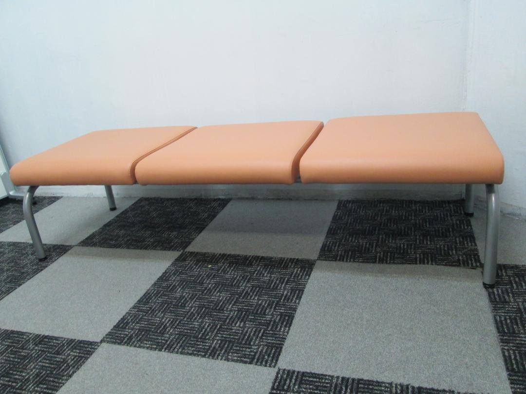 明るいオレンジ色のロビーベンチです。ロビーや更衣室等にいかがですか
                        
                                    中古
            