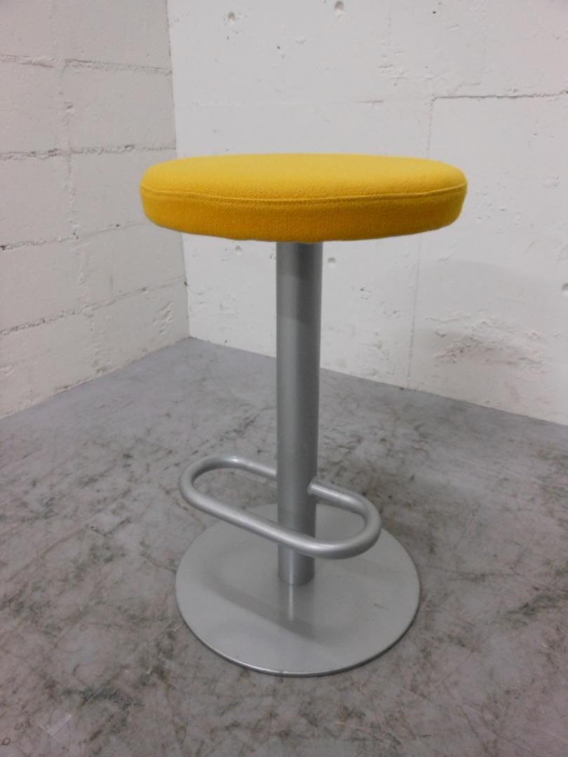 カラフルな丸イス入荷！スチール製でどっしり重量感があります！
                        
                                    中古
            