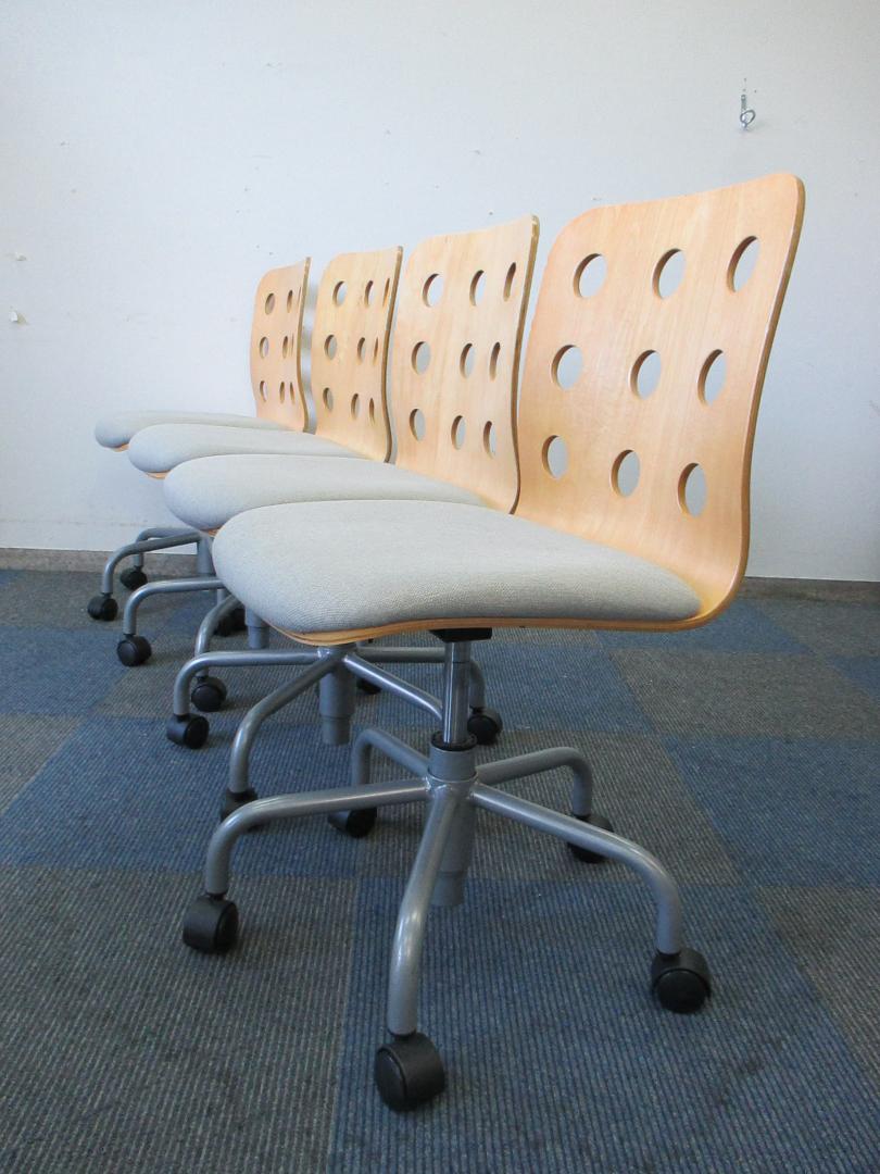 【4脚のセット商品】【ウッド素材】ウッドシートチェア【中古】【オフィス家具　ミーティングチェア】
                        
                                    中古
            