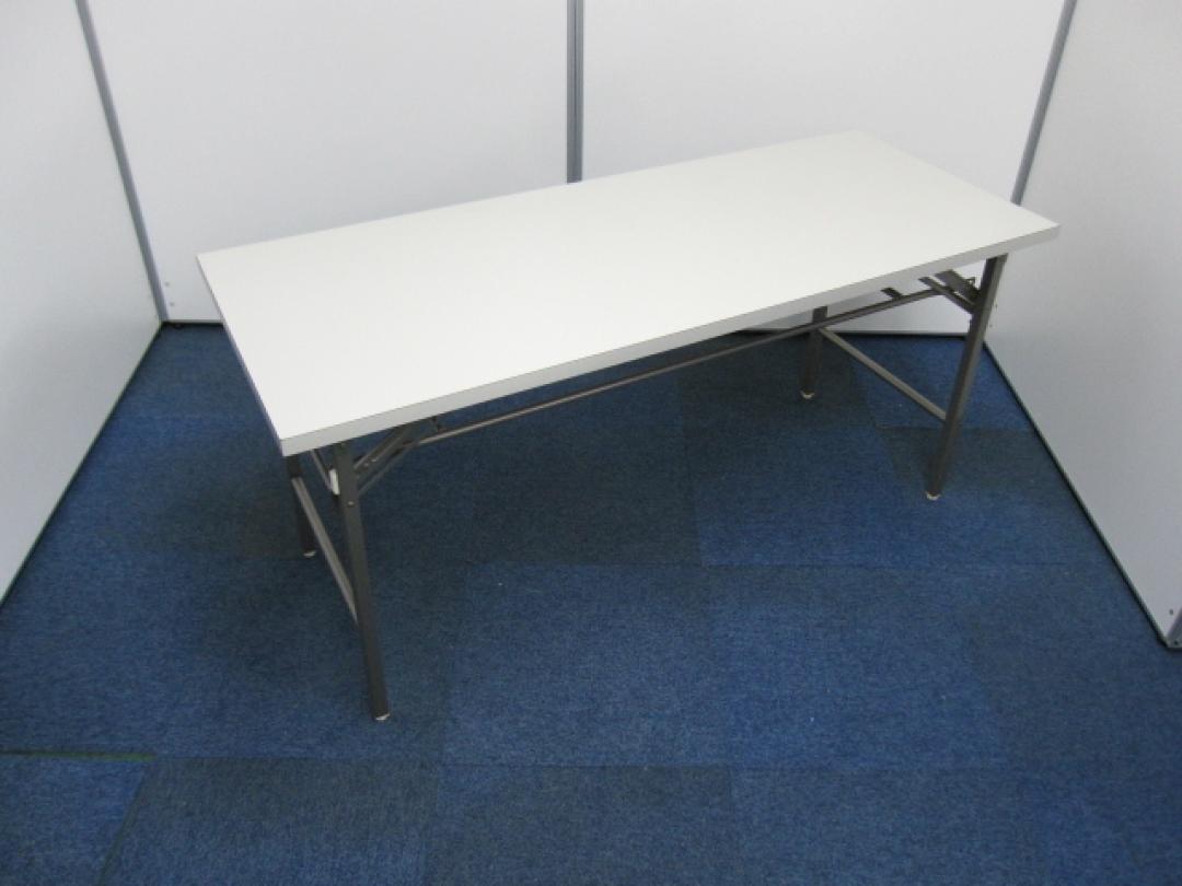 【テーブル】よくある折りたたみテーブル、されど非常に売れます！棚もあり。
                        
                                    中古
            