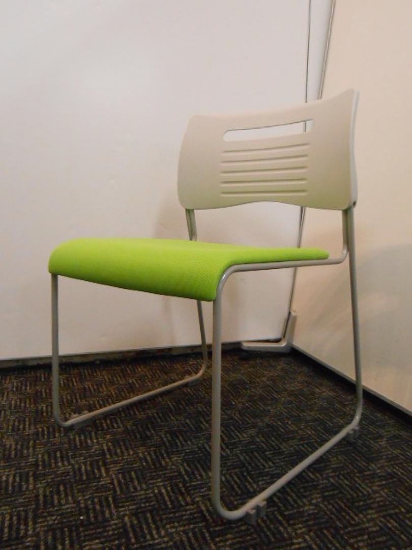 お手軽なスタックチェア■明るいライトグリーン
                        
                                    中古
            