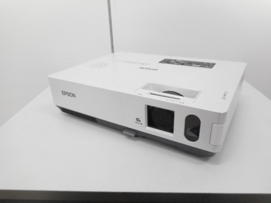 エプソン製　プロジェクター　3500lm
                        EMP-1815
                                    中古
            