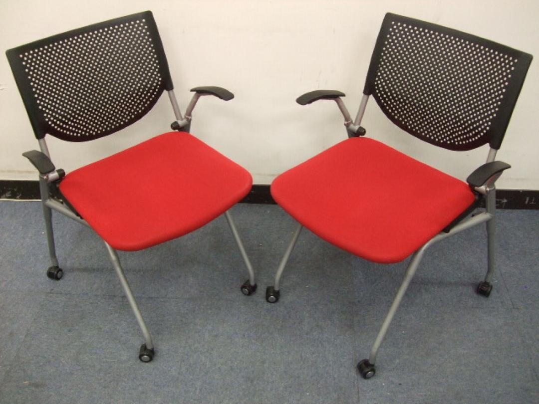 鮮やかな赤色のスタッキングチェアです！！
                        
                                    中古
            