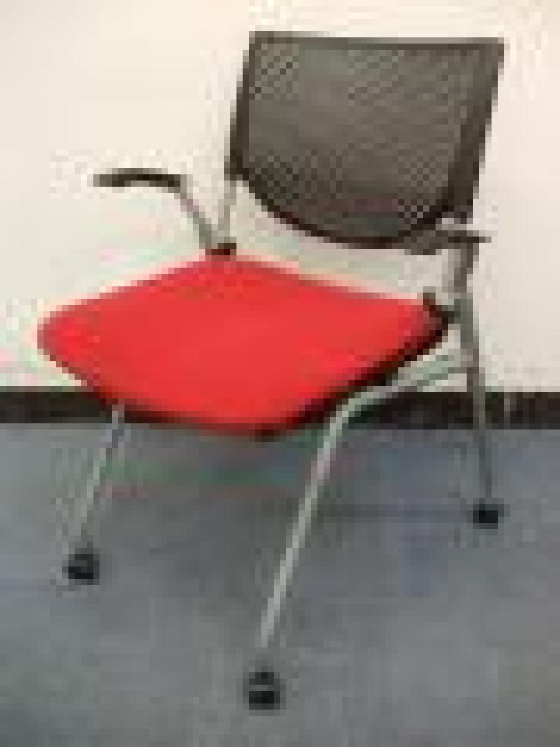 ２脚のみの入荷ですので、おつとめ品でご提供させていただきます！！
                        
                                    中古
            