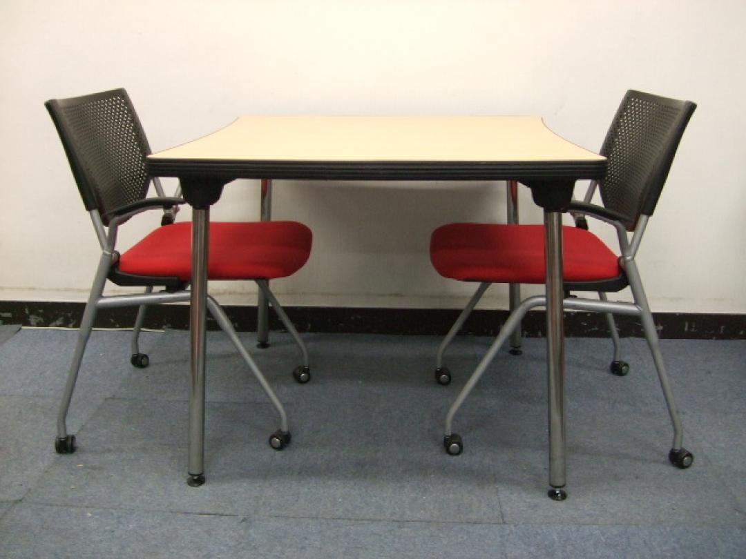 国内メーカーの折りたたみテーブル、チェアのセットです！
                        
                                    中古
            