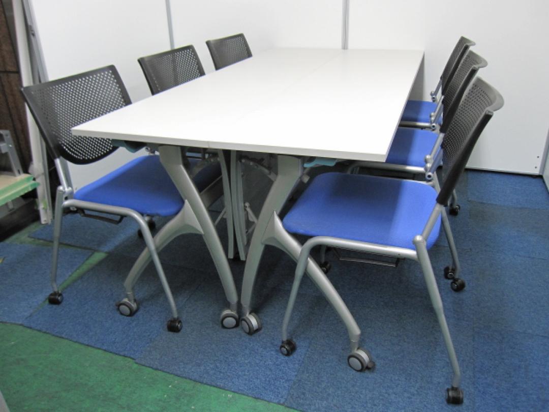 【おつとめ品】【セット商品】人気シリーズ　リリッシュ　テーブルとオカムラ プロスタックチェア（座面に２～３mmの穴空き）訳あり品のミーティングセット【折りたたみテーブル】【ミーティングチェア】
                        リリッシュ【LILISH】　オカムラ【プロスタック】
                                    中古
            