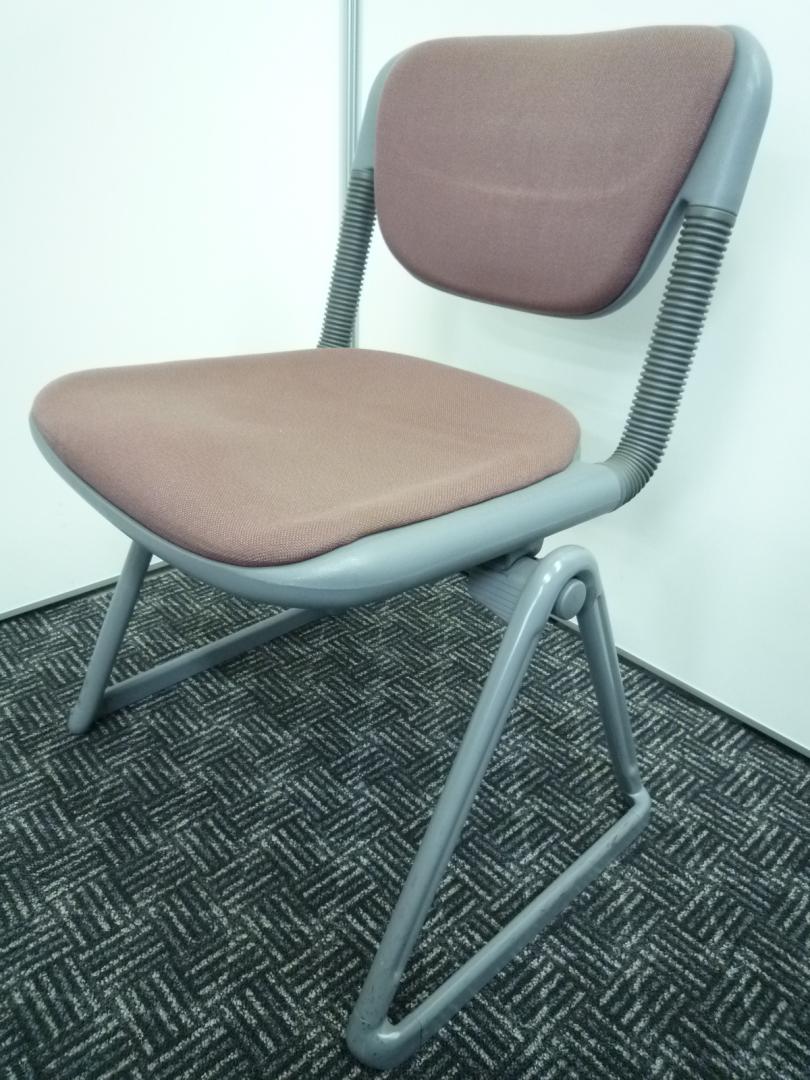 【４脚揃います】重ねて保管可能■丈夫な作り■ループ脚タイプ■会議・来客用に是非！■状態良好事務用品
                        バーテブラ
                                    中古
            