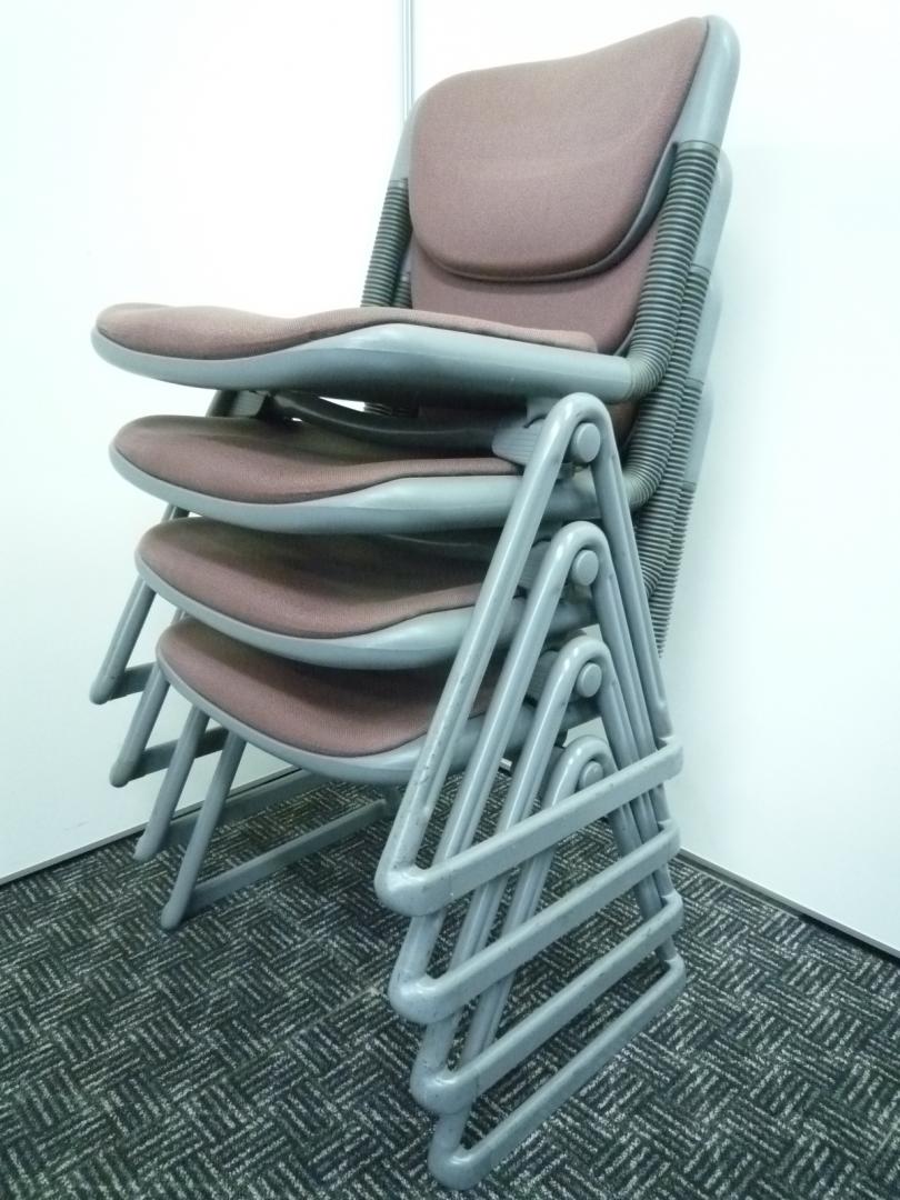 【４脚セットでお買得！】重ねて保管可能■丈夫な作り■ループ脚タイプ■会議・来客用に是非！■状態良好事務用品【セット品】
                        バーテブラ　ループ脚
                                    中古
            