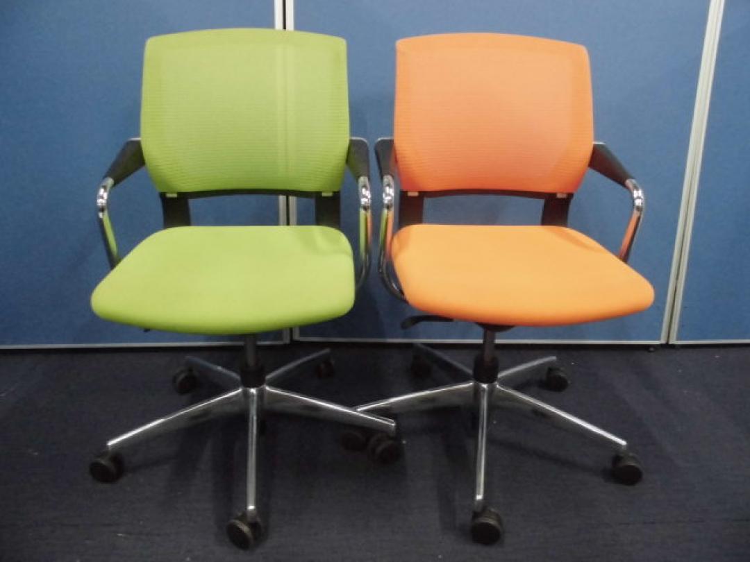【オシャレなミーティングチェア2脚セット】コクヨ｜サテリテ｜キミドリ＋オレンジ【メッシュチェア】【セット商品】
                        サテリテ　(回転脚タイプ　)
                                    中古
            