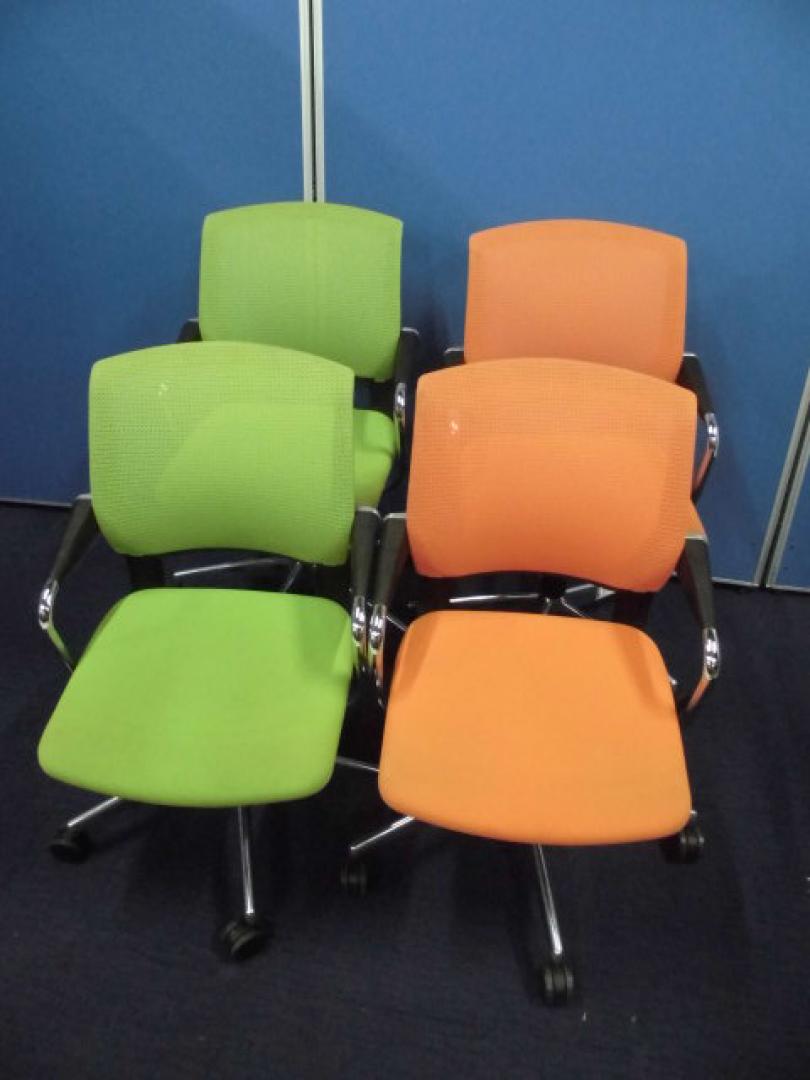 【オシャレなミーティングチェア4脚セット】コクヨ｜サテリテ｜キミドリ＋オレンジ【メッシュチェア】【セット商品】
                        サテリテ　(回転脚タイプ　)
                                    中古
            