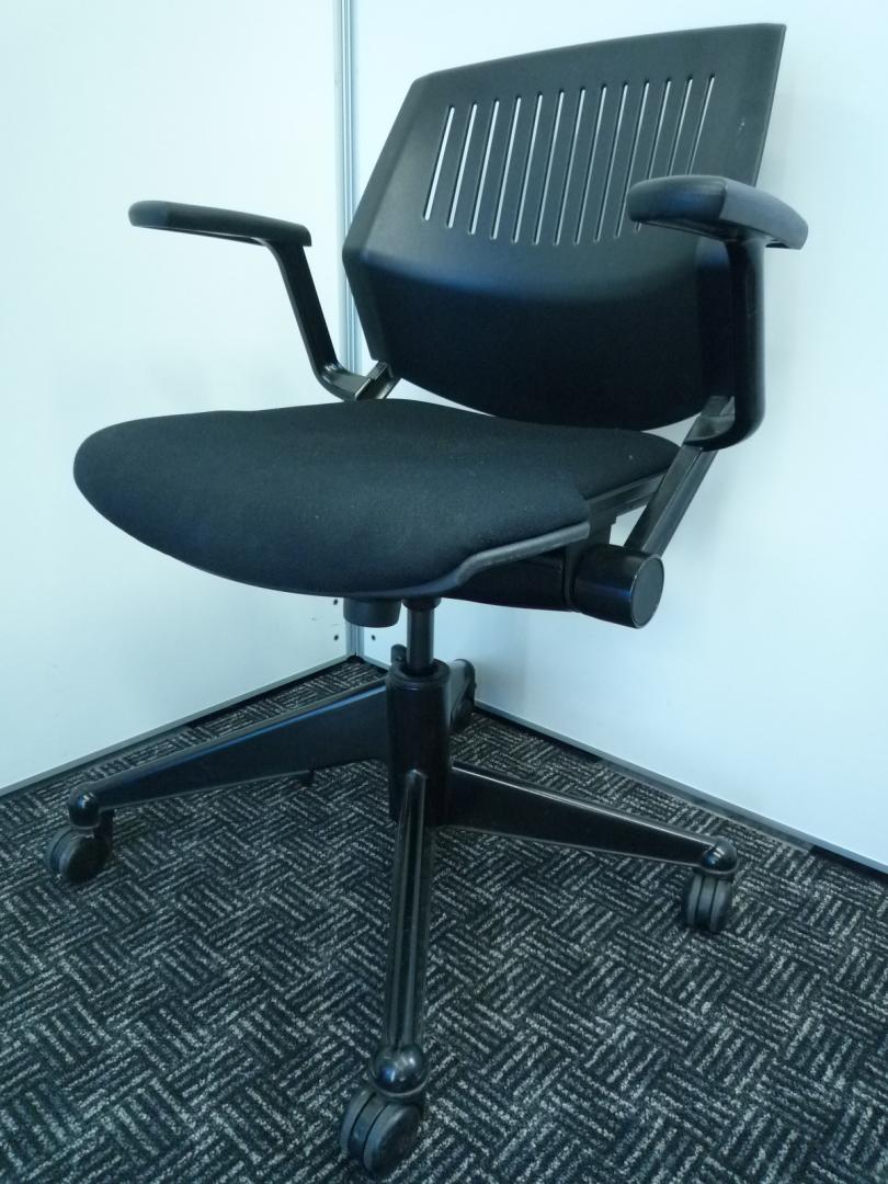 【限定１脚】カートチェア■有名欧米メーカー製■デザイン性に富む上質チェア■横並びにコンパクトな収納が可能！■ご自宅用にも是非！
                        VECTA製カートチェア
                                    中古
            