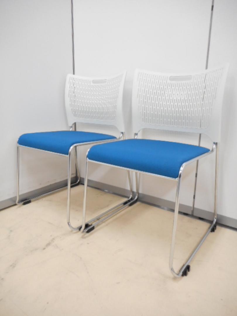 【2脚セット】スタッキングチェア■ホワイト＆ブルー【状態良好品】
                        
                                    中古
            