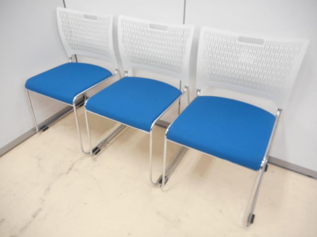 【3脚セット】スタッキングチェア■ホワイト＆ブルー【状態良好品】
                        
                                    中古
            