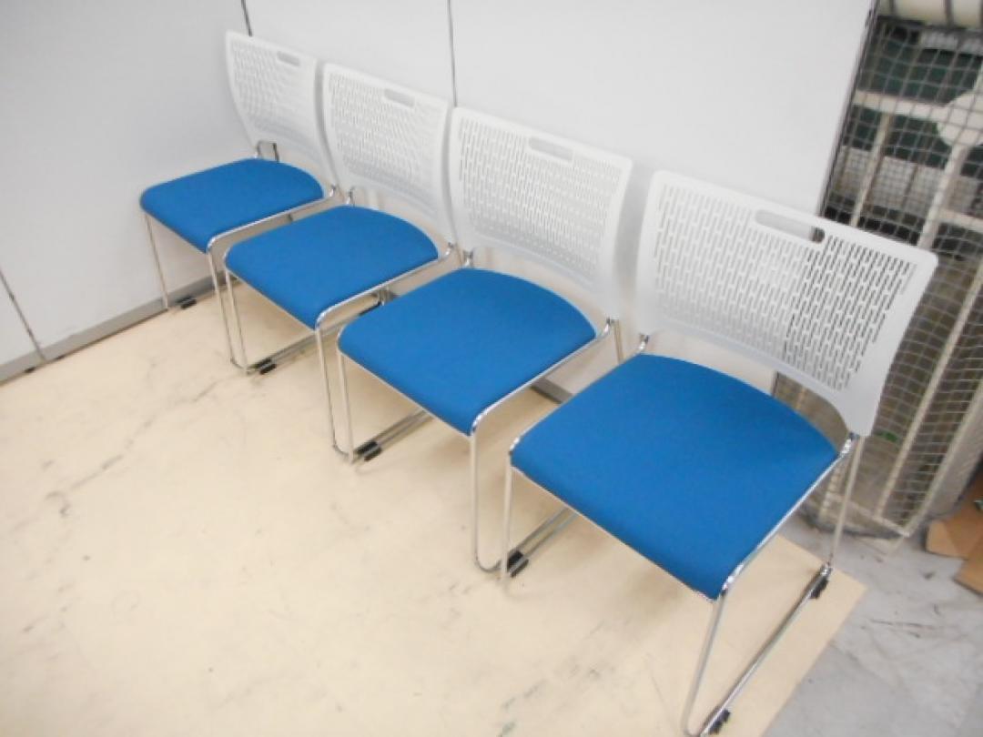 【4脚セット】スタッキングチェア■ホワイト＆ブルー【状態良好品】
                        
                                    中古
            