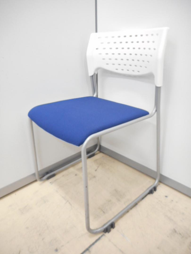 スタッキングチェア　■ブルー
                        
                                    中古
            