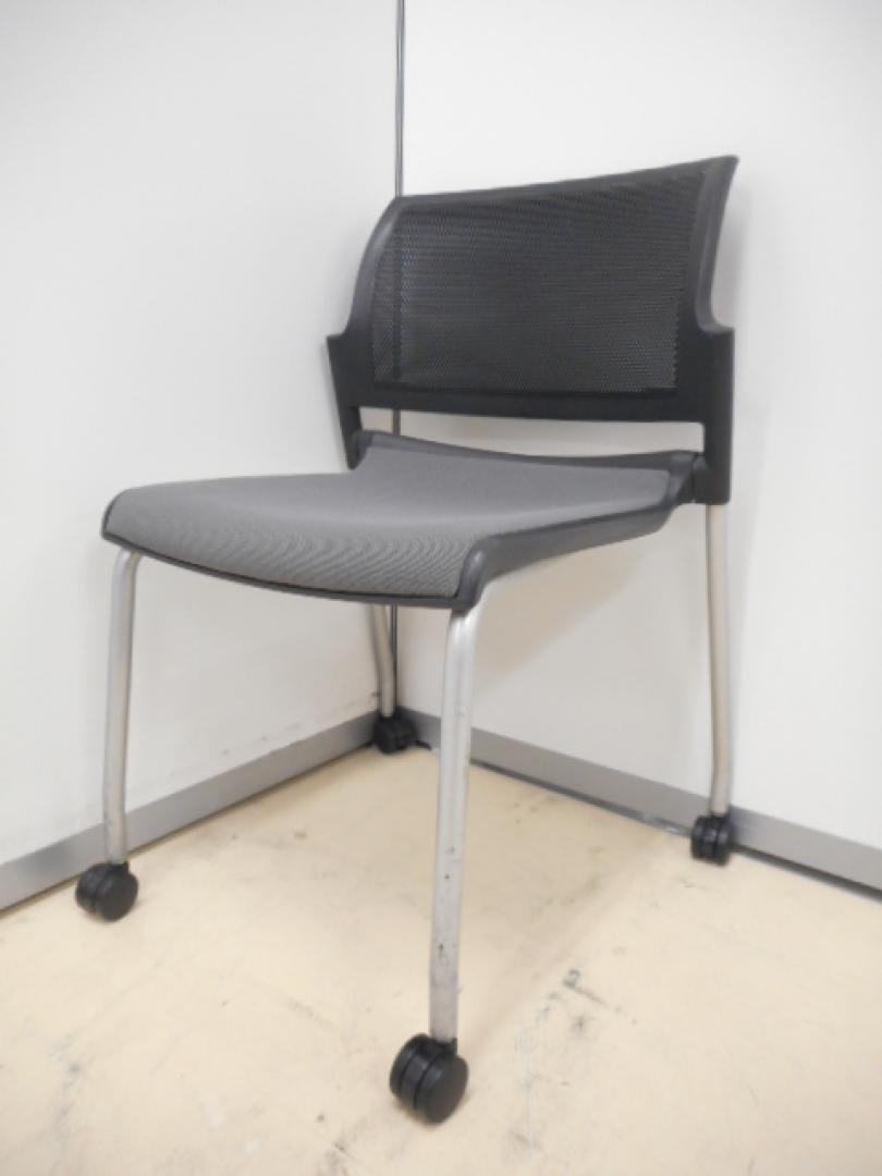 スタッキングチェア■グレー・平行スタック可能で収納に便利です！
                        
                                    中古
            