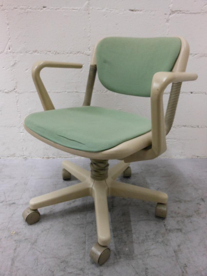 【使用感あり】イトーキ製 ローバック肘付
                        バーテブラ
                                    中古
            