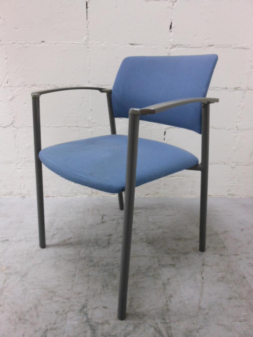 シンプルな肘付スタッキングチェア　4本脚タイプ　ブルー
                        
                                    中古
            