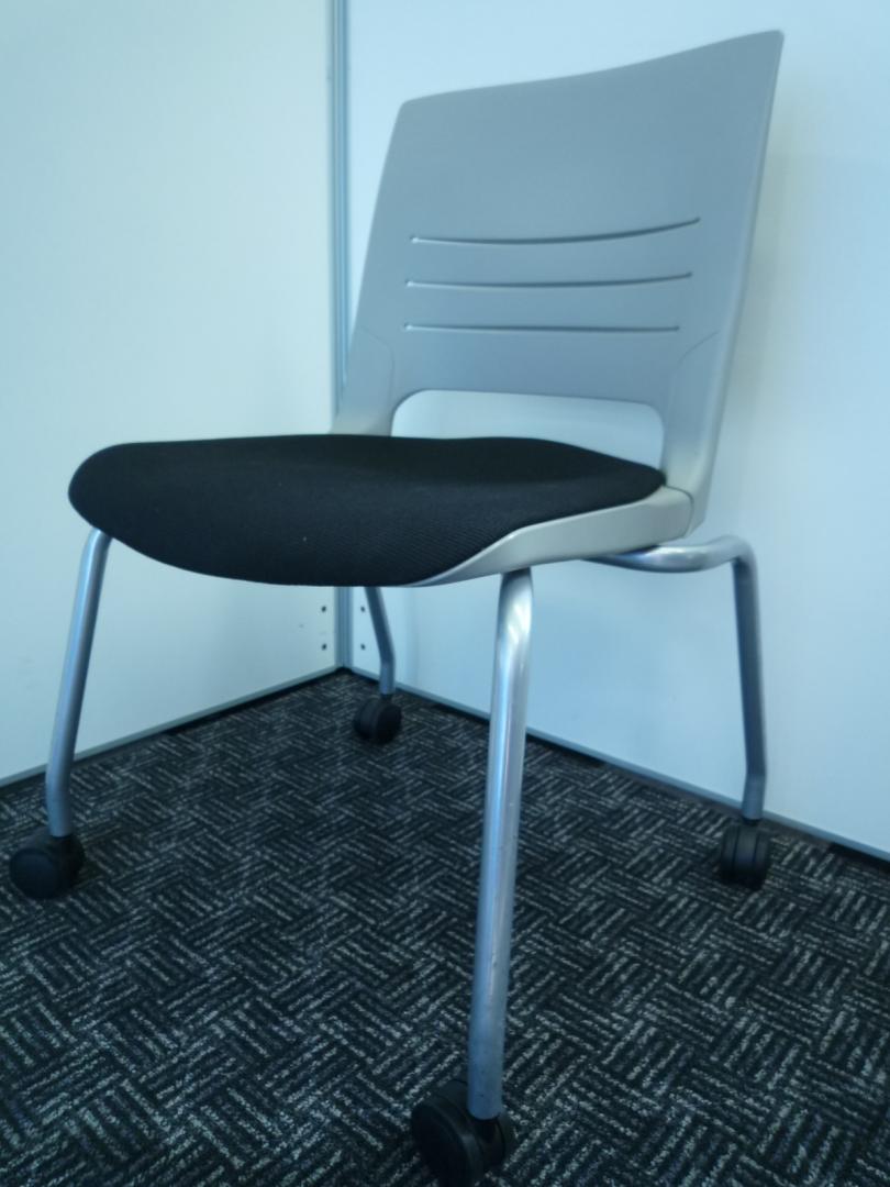 【品格のあるミーティングチェア】【２脚限定】エレナチェア■キャスター付■軽くて持ち運びも楽々■ご自宅用としてもも是非！■埼玉店限定事務用品
                        エレナ(Elena)チェア
                                    中古
            