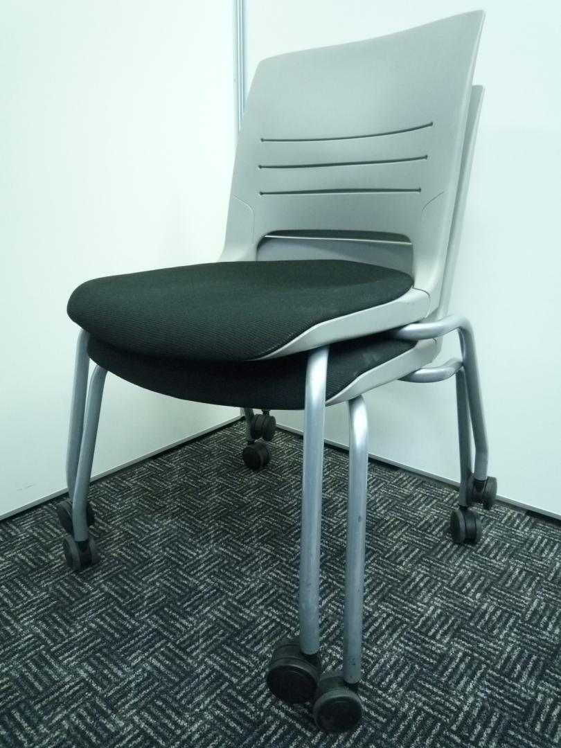 【品格のあるミーティングチェア】【２脚セット】エレナチェア■キャスター脚■軽くて持ち運びも楽々■ご自宅用としてもも是非！■埼玉店限定事務用品【セット品】
                        エレナ(Elena)チェア
                                    中古
            