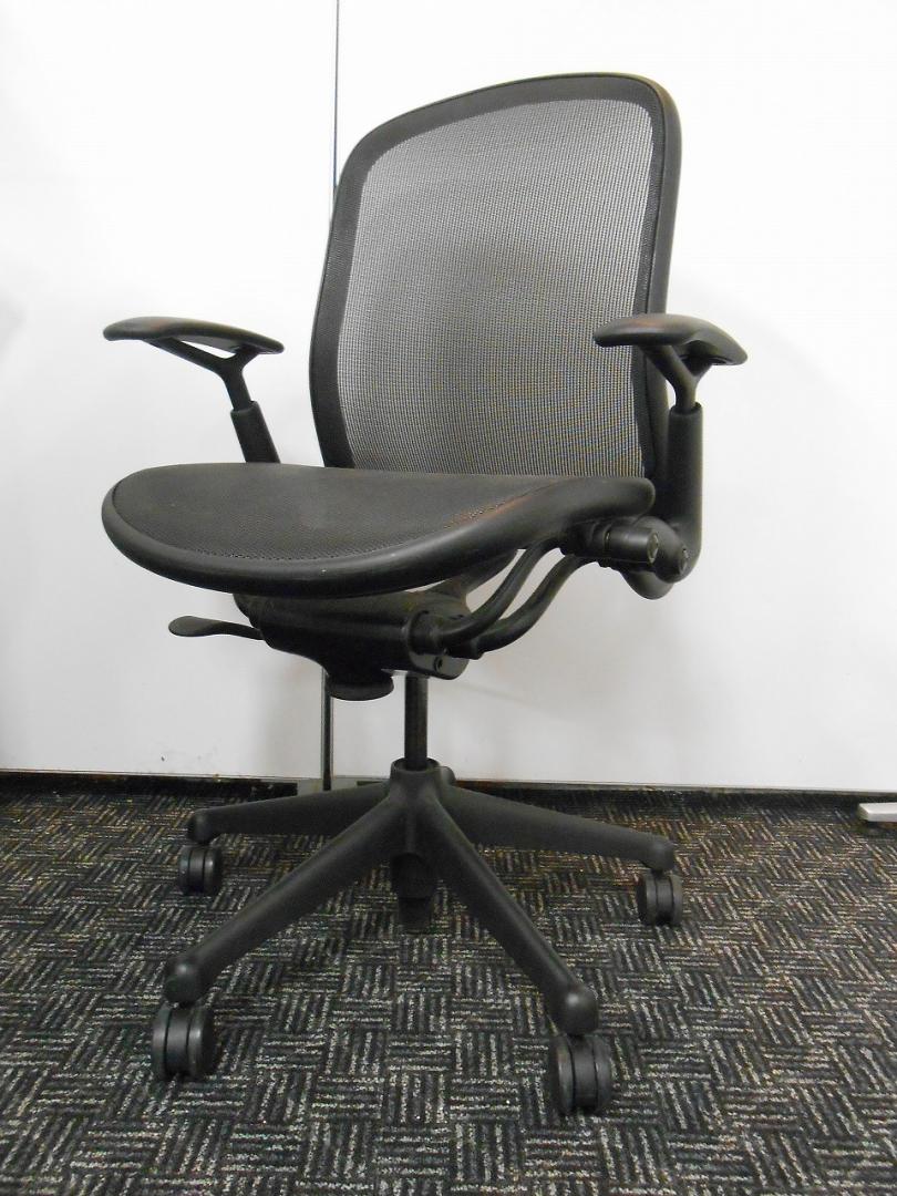 【デザイナーズ家具】◆デザイナーズチェアが入荷しました！！◆【ロット】
                        チャドウィックチェア
                                    中古
            