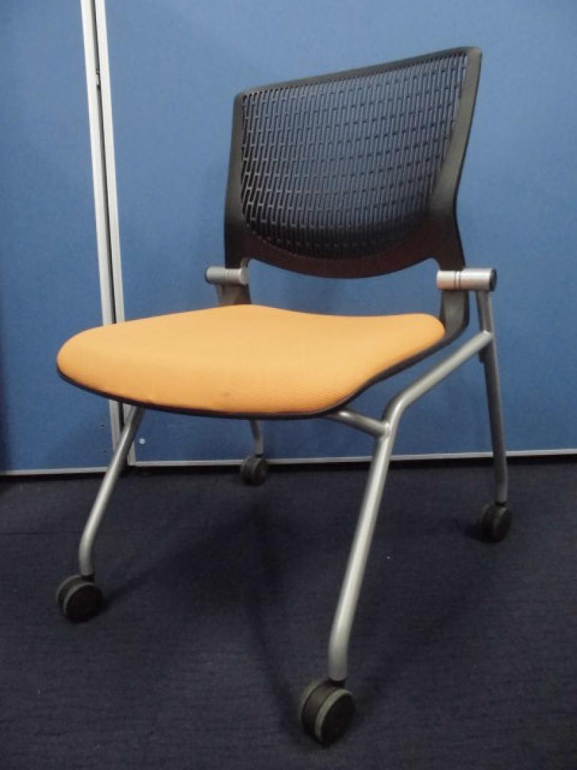 【鉄板オシャレ商品】オカムラ製グラータチェア｜ネスティングタイプ｜ブラック×オレンジ｜会議室、リフレッシュスペースに！
                        グラータ
                                    中古
            