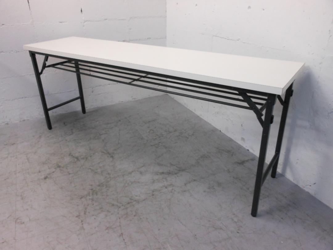 【ホワイト天板】【W1800折り畳みテーブル】【棚付き荷物も置けて便利】
                        
                                    中古
            