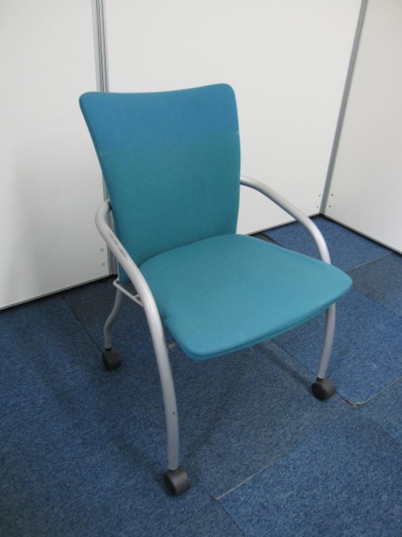 【ミーティング用チェア】ネスティングタイプ　鮮やかなグリーン色　2脚入荷　【オフィスチェア】
                        
                                    中古
            