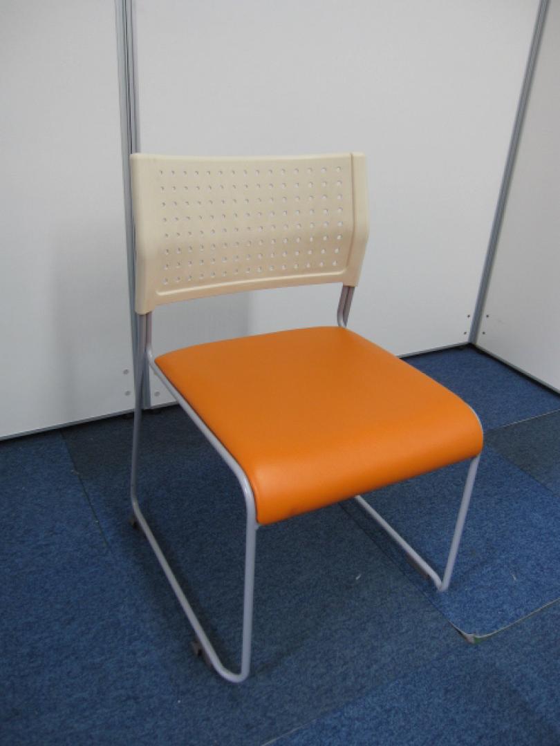 【ミーティングチェア】朝やかなオレンジ色のスタッキングチェア　【座面ビニールクッションタイプ】
                        
                                    中古
            