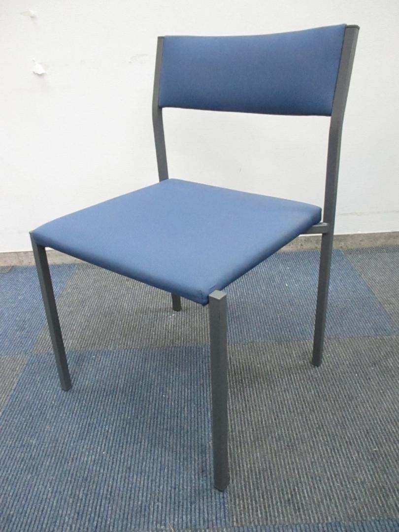 【6脚のロット商品】【布地】コクヨ製　スタックチェア【中古】【ミーティングチェア　オフィス家具】
                        
                                    中古
            