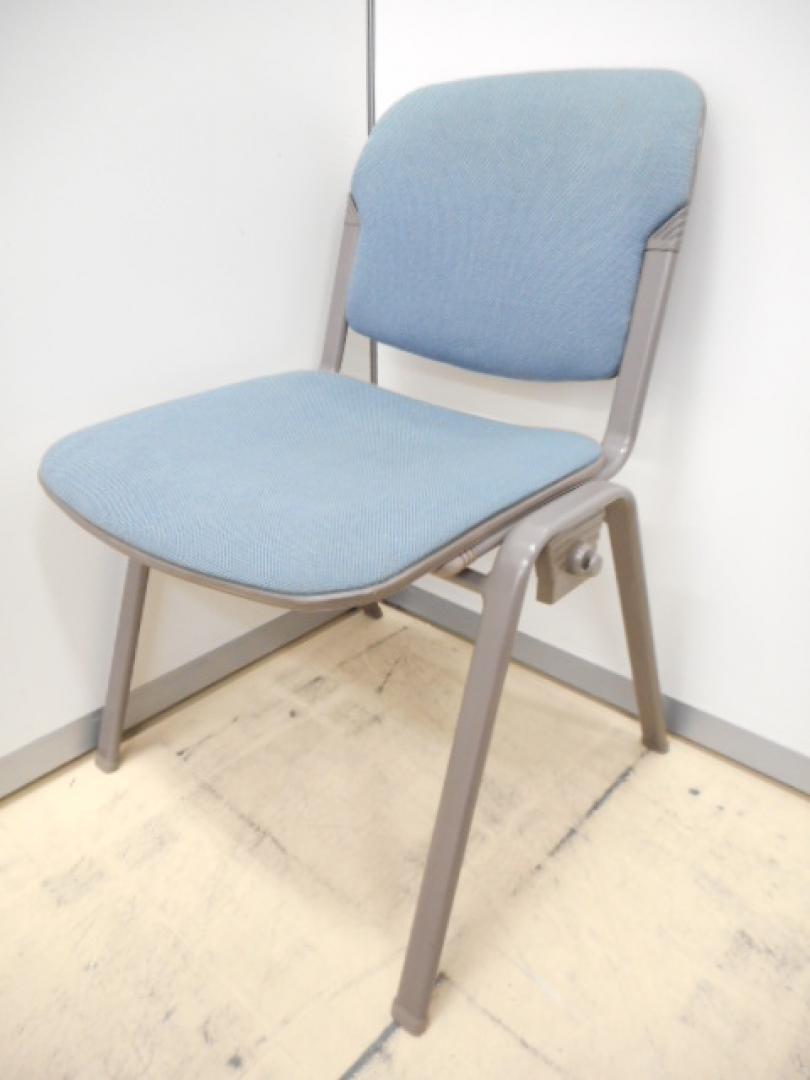 オカムラ製　スタッキングチェア　ブルー
                        
                                    中古
            