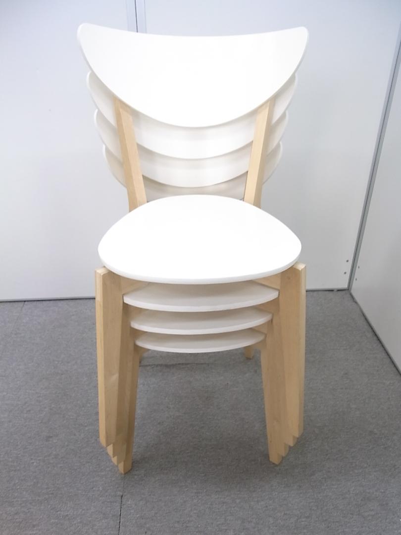 【4脚セット】ダイニングチェア　ホワイト色　木製■重ねて収納可能■快適な座り心地
                        
                                    中古
            