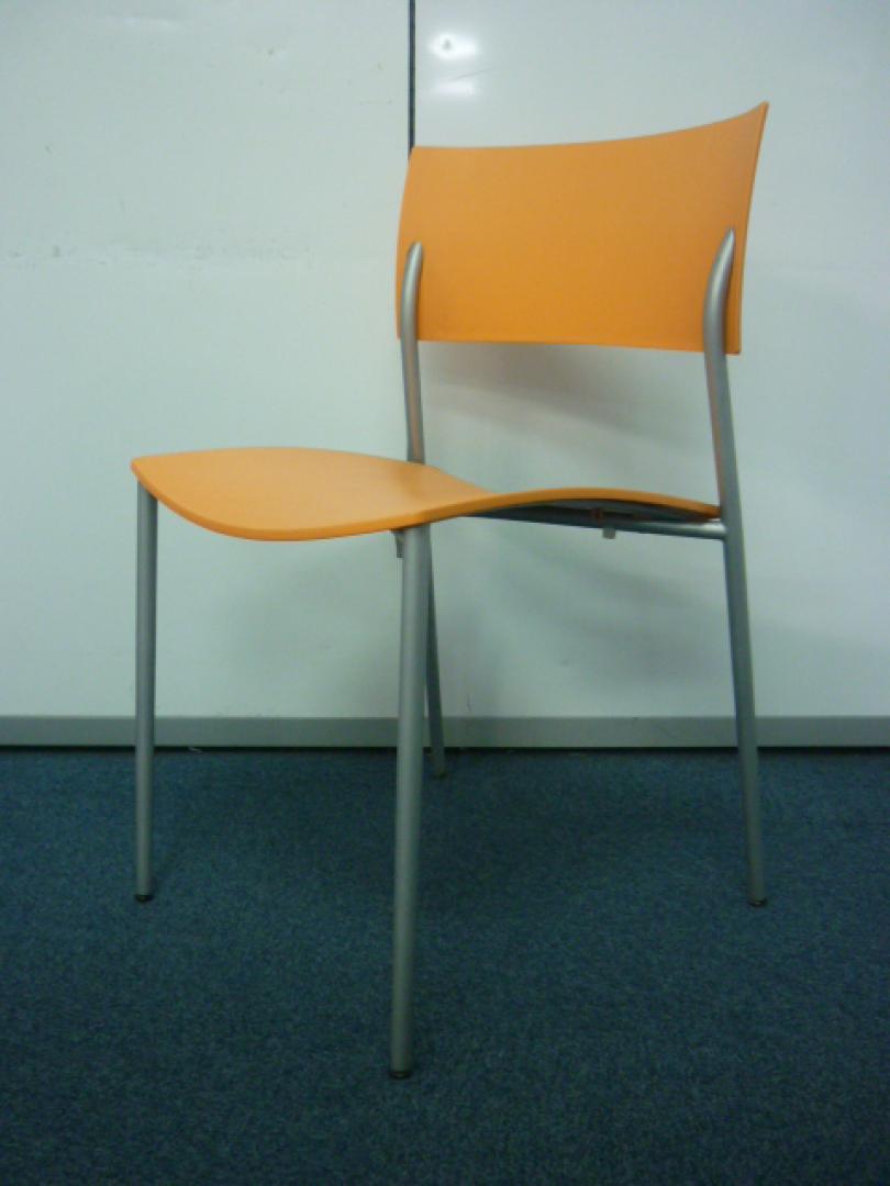 材質はプラスチックの為、掃除も簡単！シミ汚れとは無縁の商品　気分も明るくなるオレンジ色！スタッキングチェア入荷しました！
                        Ch@ｔｙ【チャティー】
                                    中古
            