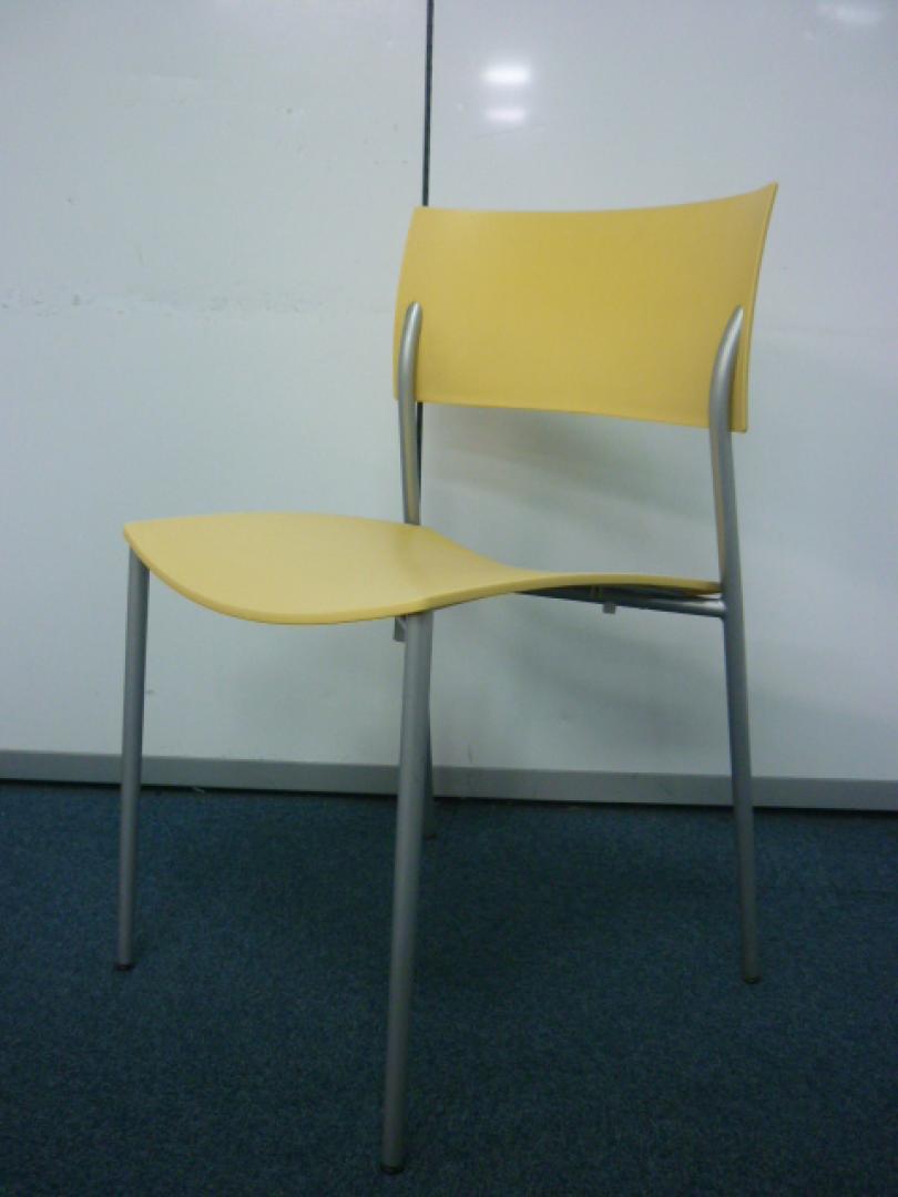 材質はプラスチックの為、掃除も簡単！シミ汚れとは無縁の商品　気分も明るくなるイエロー色！スタッキングチェア入荷しました！
                        Ch@ｔｙ【チャティー】
                                    中古
            