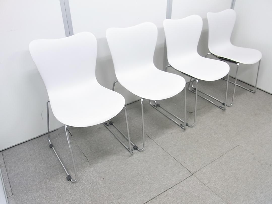 【4脚セット】スタッキングチェア■内田洋行製 ホワイトカラー■使用しない時は重ねて収納も可能です
                        
                                    中古
            