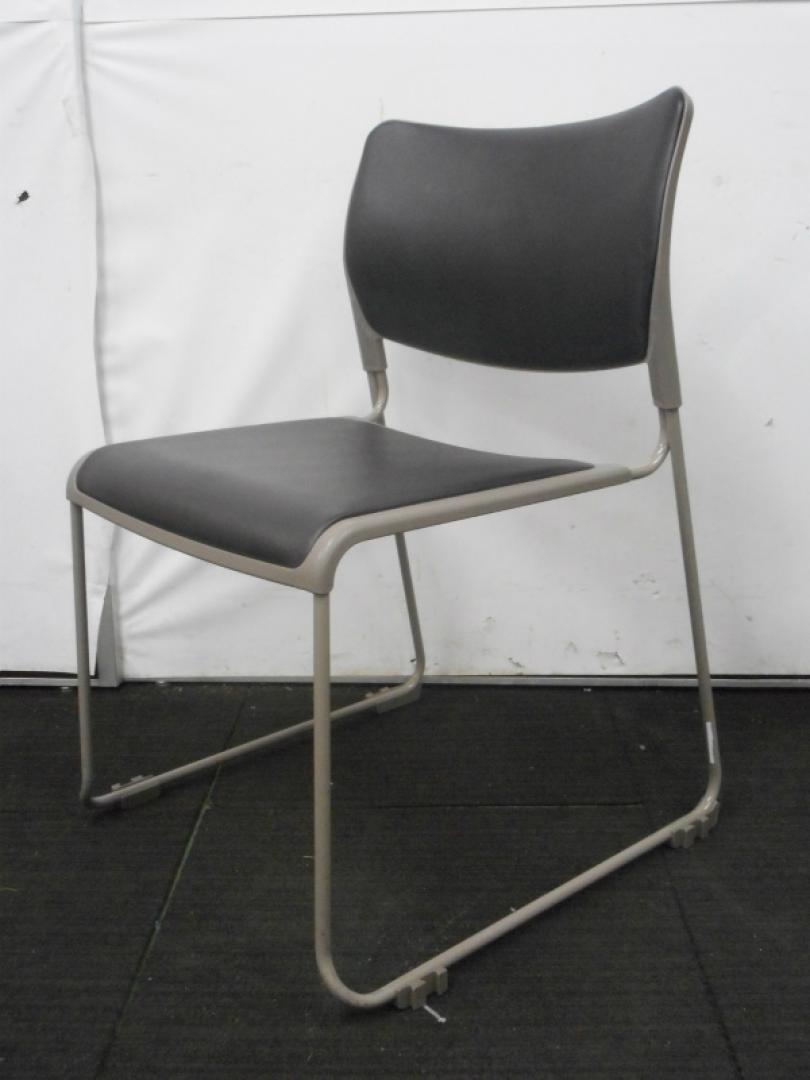 【状態良好　20脚入荷！】岡村製作所　スタッキングチェア　ループ脚タイプ　ビニールレザーなのでお手入れ簡単！【中古会議用チェア】
                        8104
                                    中古
            