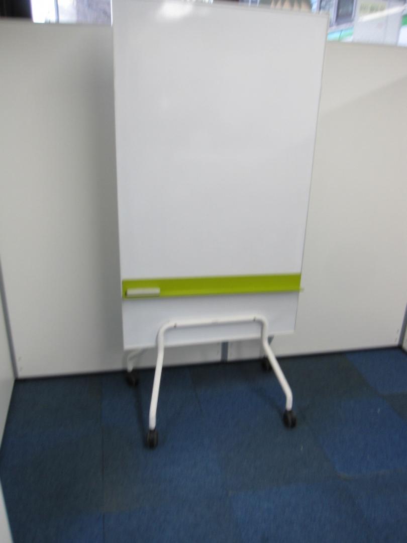 【ホワイトボード】キャスター付　両面無地　タテ型　珍しいタイプ　粉受けマグネットタイプで脱着可能。
                        
                                    中古
            