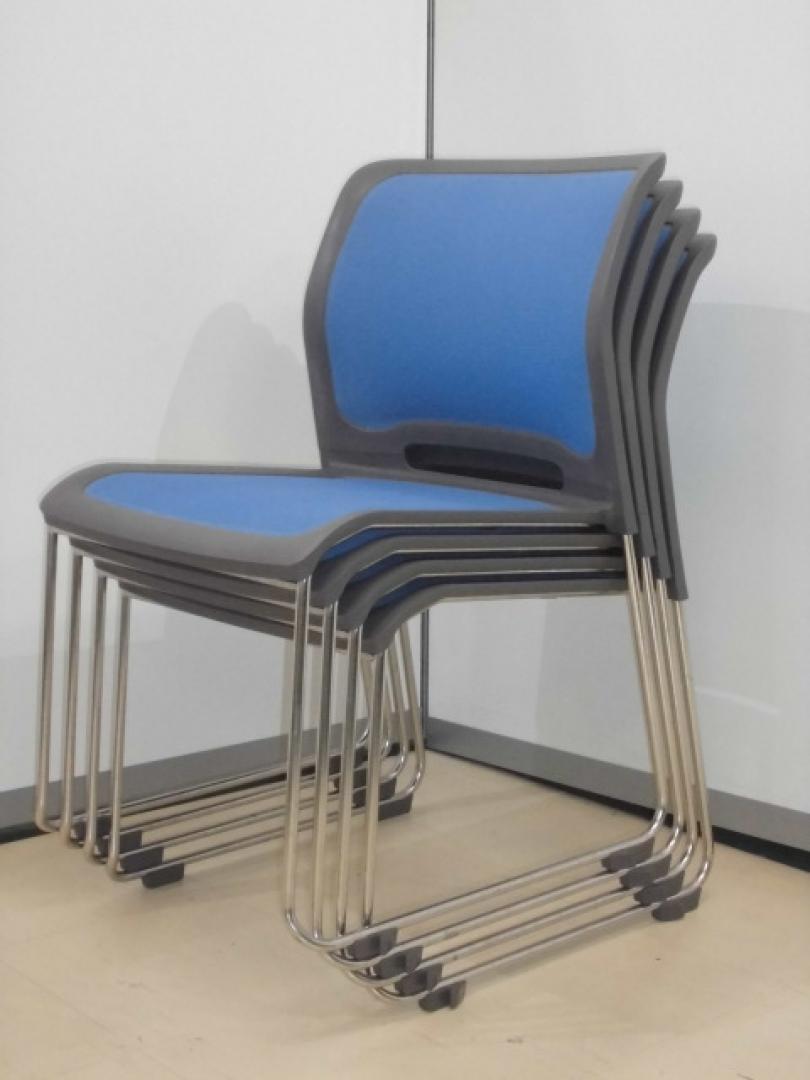 4脚セット！座面と背面にメッシュ素材を使用のスタッキングチェア！
                        
                                    中古
            