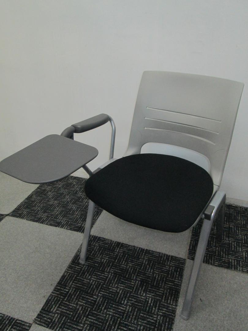 オカムラ製　スタッキングチェア　メモ台付き
                        
                                    中古
            