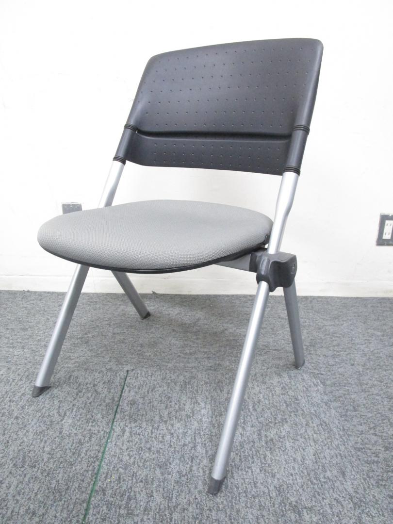 【テーブル用スタッキングチェア】垂直、平行と2種類のスタッキング収納が可能です
                        ＬＩＴＡ（リータ）
                                    中古
            