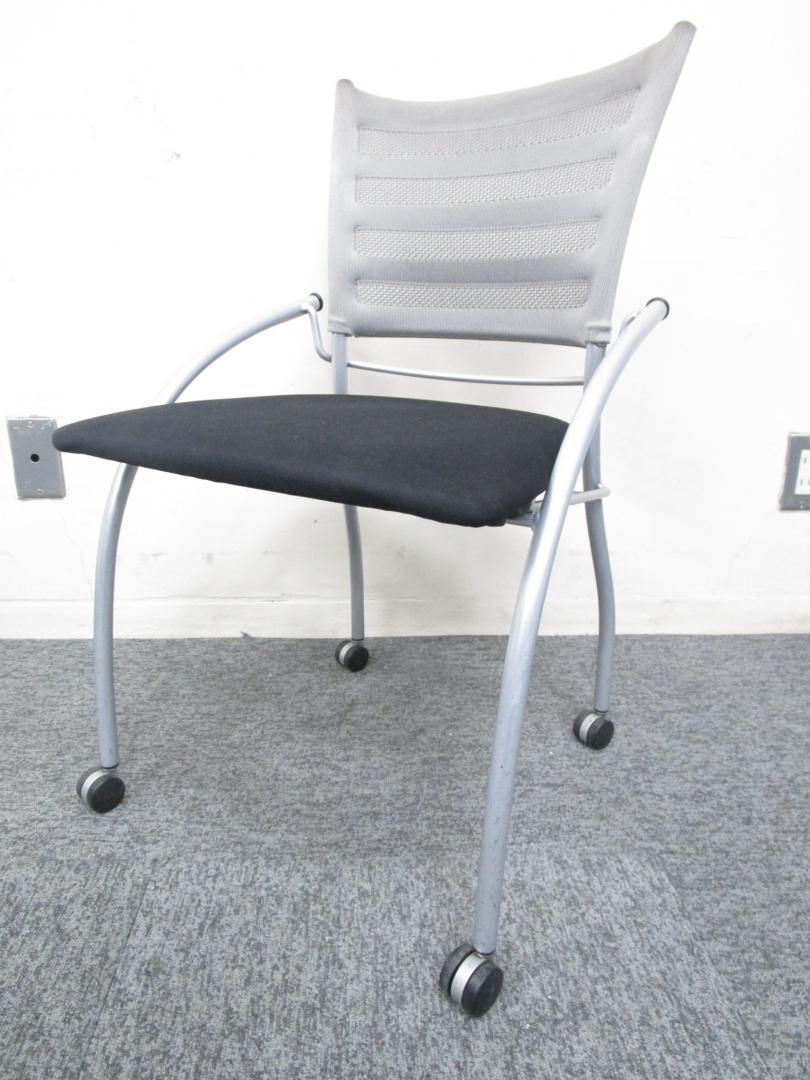 【ミーティング用ネスティングチェア】背：メッシュ　キャスター付平行スタッキングチェア
                        プリエ2
                                    中古
            