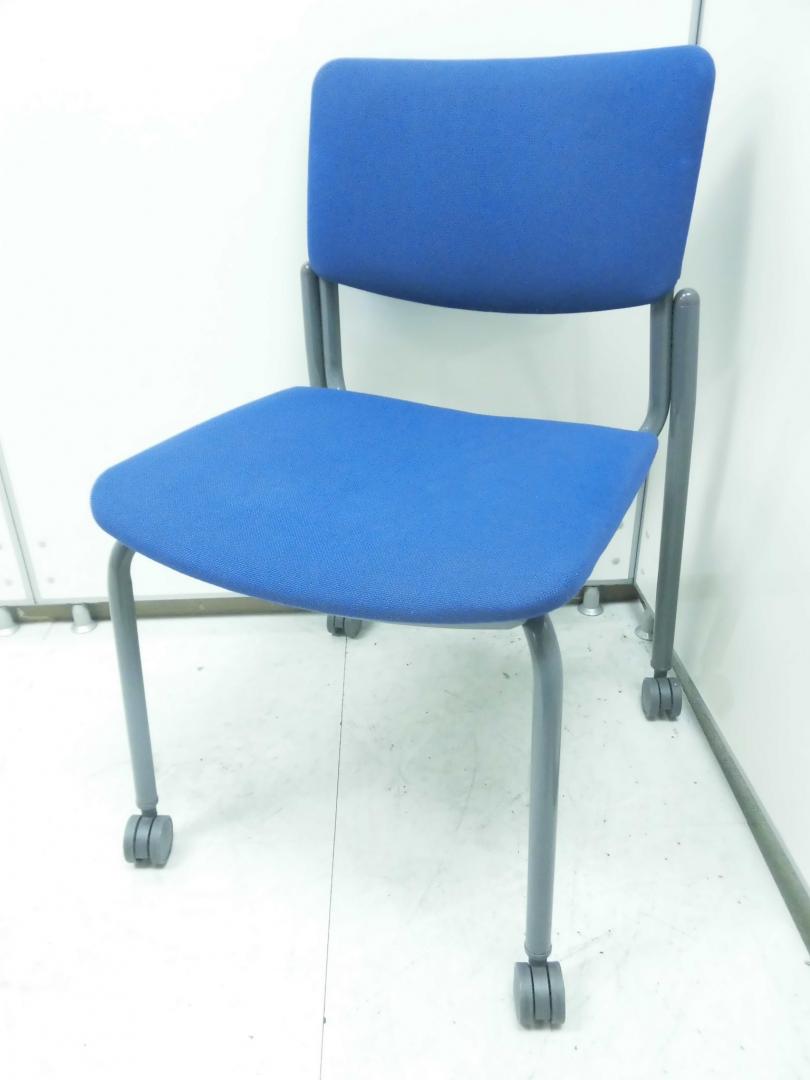 【ついに、残り2脚】重ね合わせが可能で、キャスター付・ミーティングチェアです！
                        
                                    中古
            