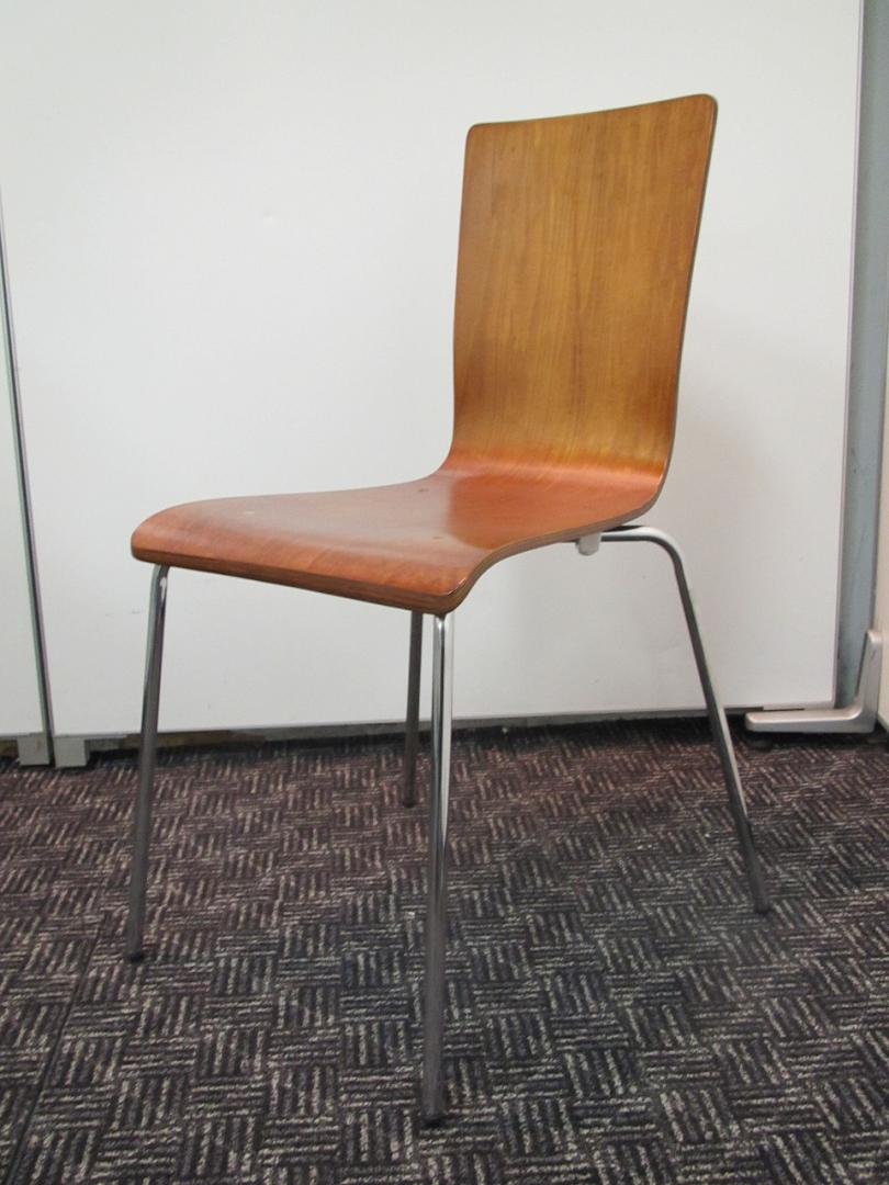 木目のお洒落なスタッキングチェアが入荷しました！！　カフェやご自宅用にもおススメ
                        
                                    中古
            