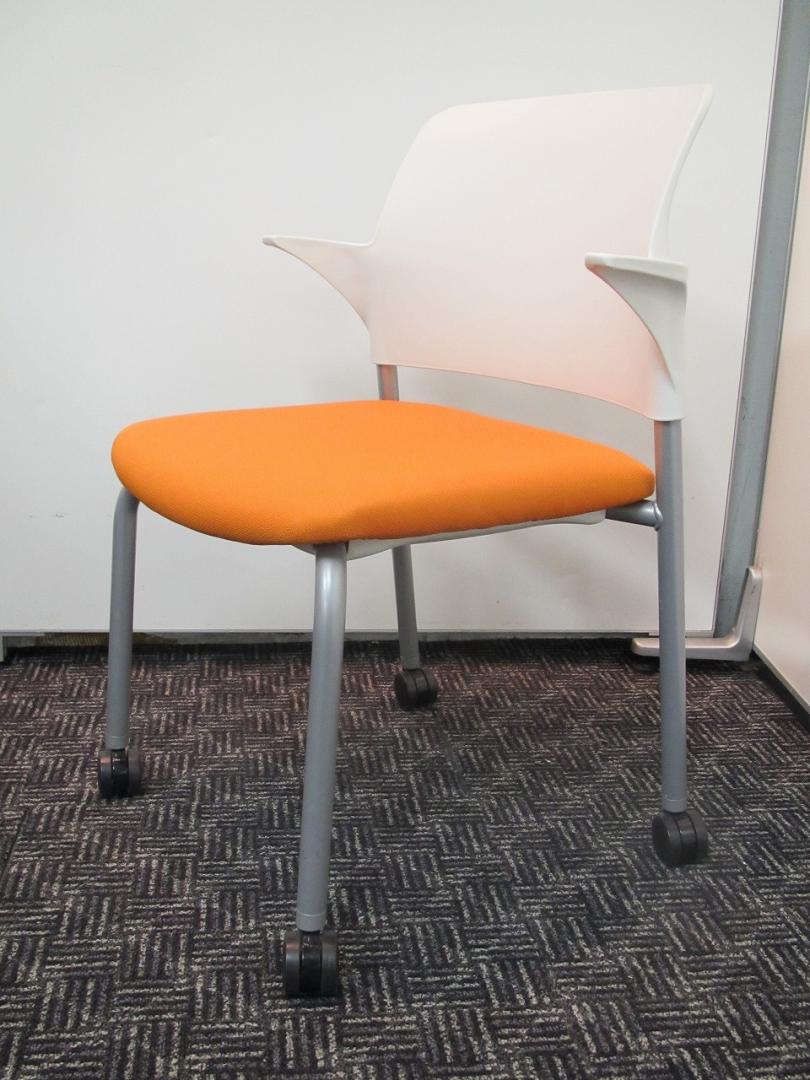 キャスター付ミーティングチェア　明るいオレンジ　【ロット】
                        
                                    中古
            