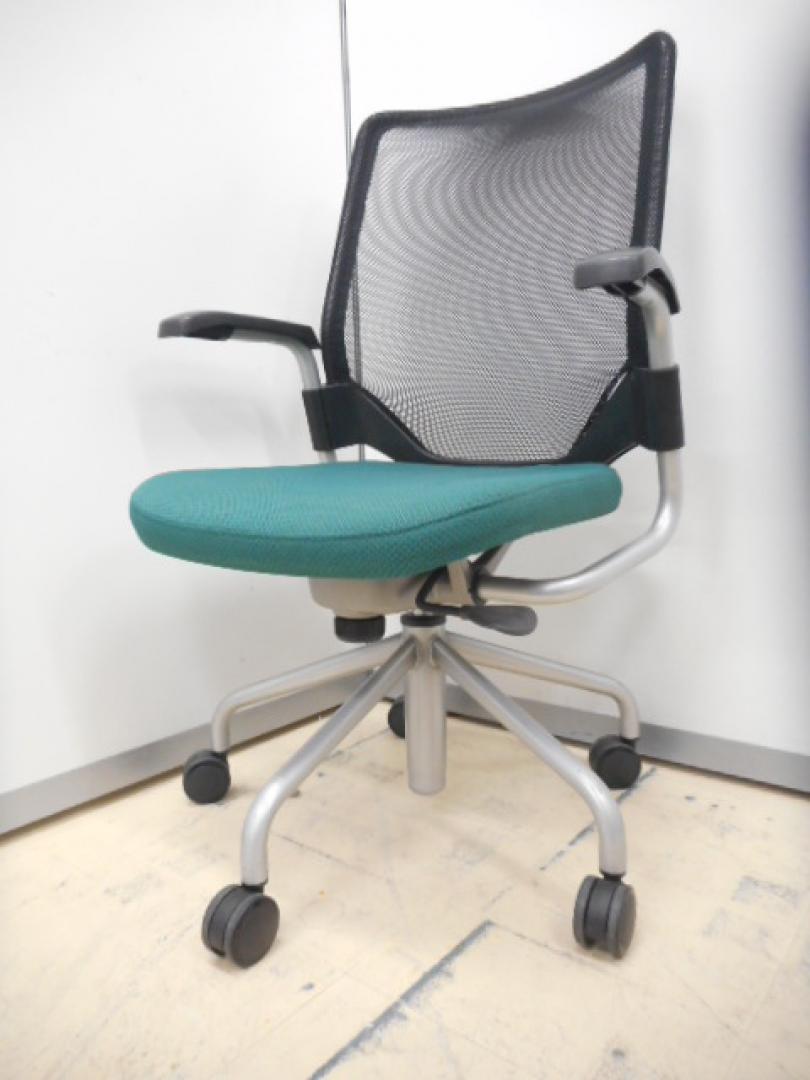 ミーティングチェア　メッシュ　肘付
                        Airly(エアリ)チェア
                                    中古
            