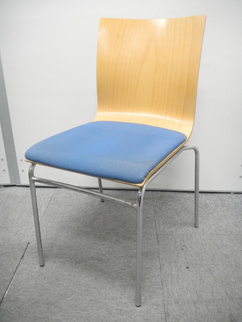 【会議用】珍しい木目とブルーの２トンカラーのスタッキングチェアです！
                        スタッキングチェア
                                    中古
            