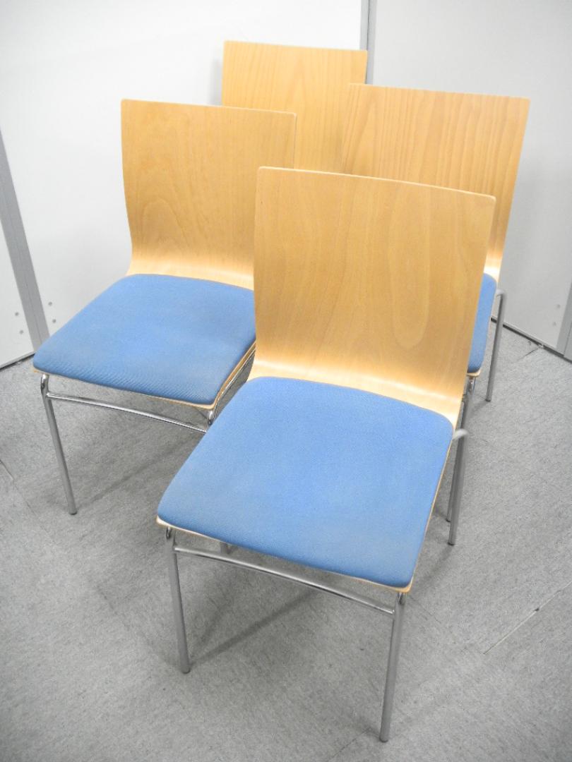 【４脚セット】珍しい木目とブルーの２トンカラーのセット商品です！
                        スタッキングチェア
                                    中古
            