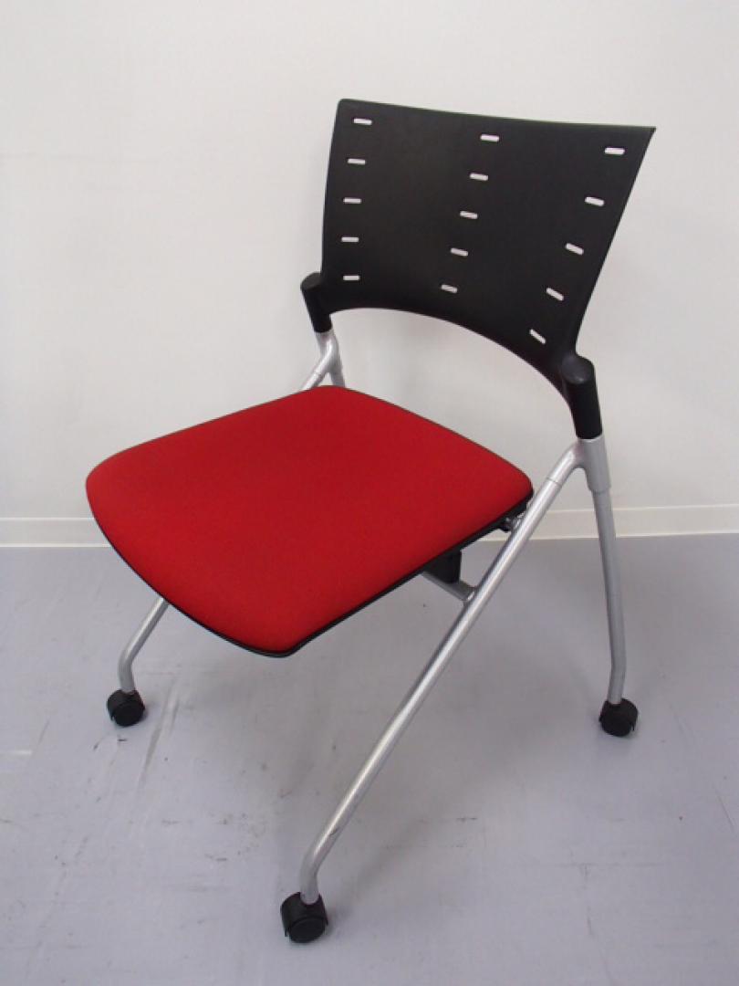 【祝！大阪・堺店オープン】｜ネスティングチェア｜レッド　キャスター付き｜ビビッドな色合いの座面と、少し変わったデザインが個性あるオフィスを演出するミーティングチェア！
                        ミーティングチェア
                                    中古
            