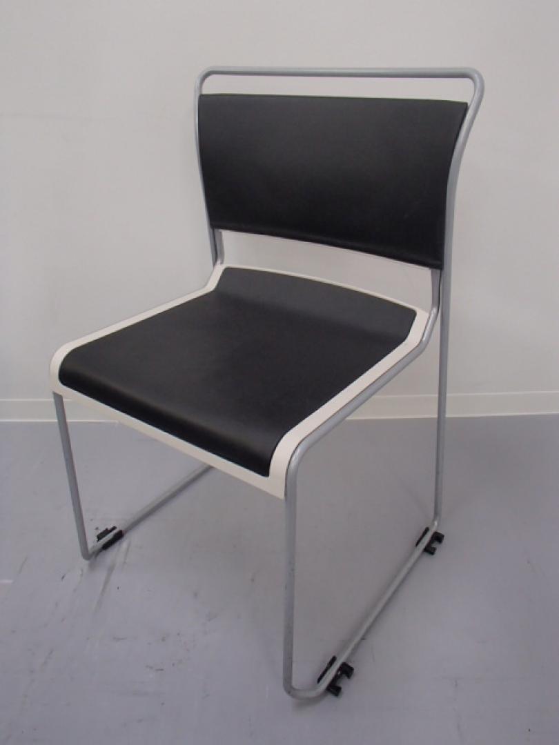 【祝！大阪・堺店オープン】｜スタッキングチェア｜ブラック｜オーソドックスなデザインのスタッキングチェア。会議室、研修室などさまざまなシーンで活躍します!

                        スタッキングチェア
                                    中古
            